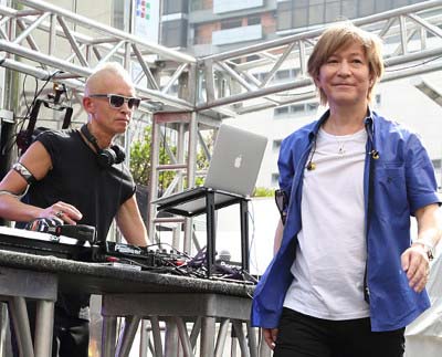 新宿アルタで開催のglobe20周年記念イベントでのマークパンサーと小室哲哉