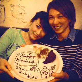 鈴木砂羽と吉川純広のツーショット