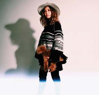 紗栄子が犬をクラッチバッグ風に抱えている問題の写真2枚目