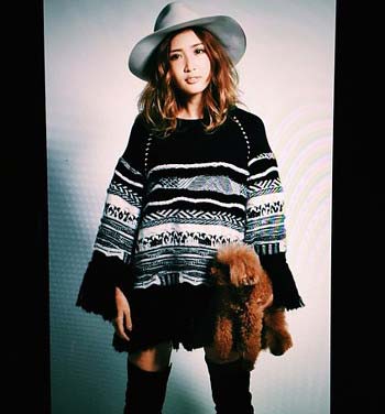 紗栄子が犬をクラッチバッグ風に抱えている問題の写真1枚目