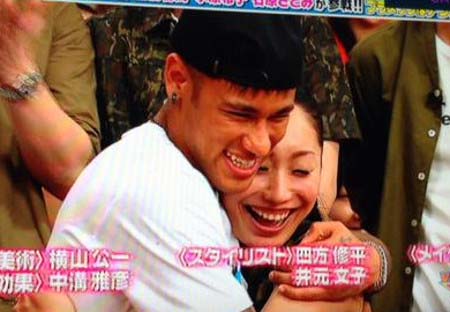 ネイマール選手と安藤美姫がハグ