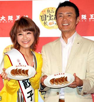 イートアンド社長の文野直樹さんから餃子大使に任命された鈴木奈々