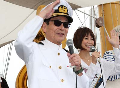 タモリカップで船長の恰好をしているタモリ