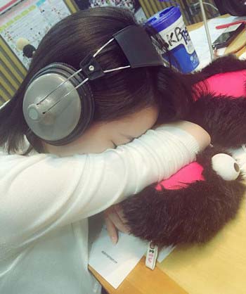 渡辺麻友が爆睡