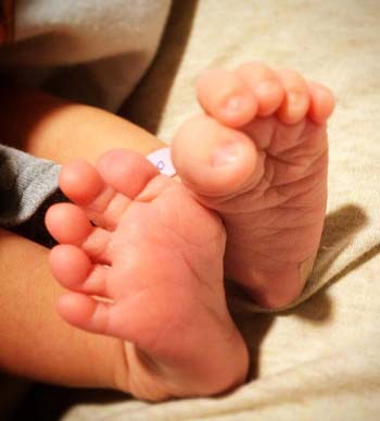 AIの夫でカイキゲッショクのHIROがインスタグラムに投稿した娘の足