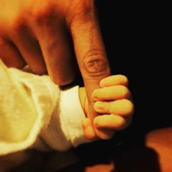 AIの夫でカイキゲッショクのHIROがインスタグラムに投稿した娘の手