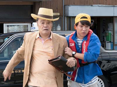 テレビ東京実写ドラマ『釣りバカ日誌』で共演の西田敏行と濱田岳2枚目