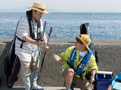 テレビ東京実写ドラマ『釣りバカ日誌』で共演の西田敏行と濱田岳1枚目