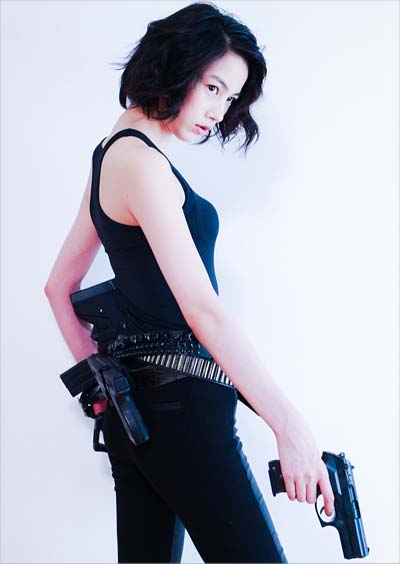 能年玲奈のブラック・ウィドウコスプレ写真1枚目