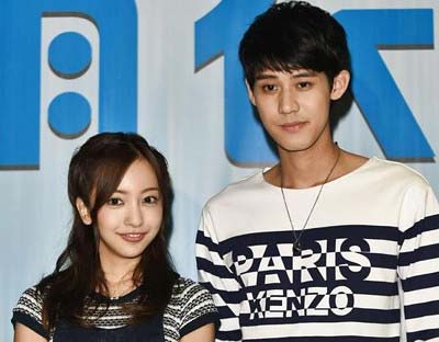 9月28日に中国・上海で開催の記者発表会で撮影されたDINOと板野友美のツーショット