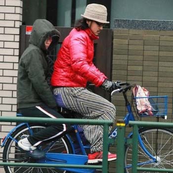 松岡茉優と加治将樹の自転車二人乗りツーショット2枚目