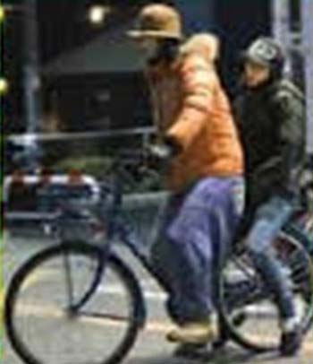 松岡茉優と加治将樹の自転車二人乗りツーショット1枚目