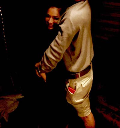 浜崎あゆみと男性が抱き合っている写真