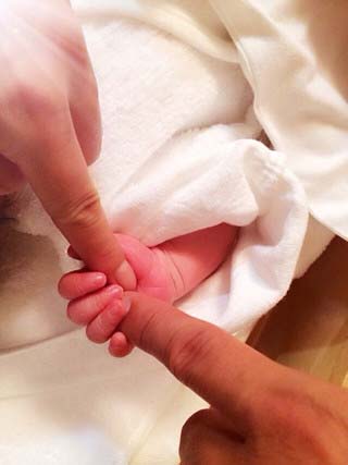 中山エミリ、夫と子供の写真