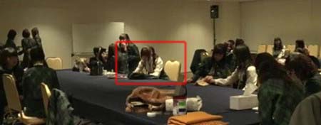 松村沙友理が楽屋でぼっち状態1枚目