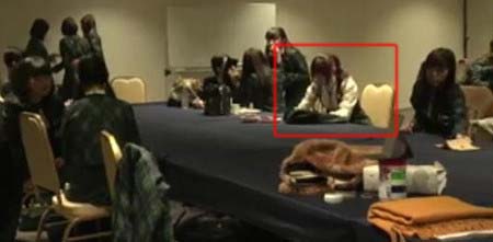 松村沙友理が楽屋でぼっち状態2枚目