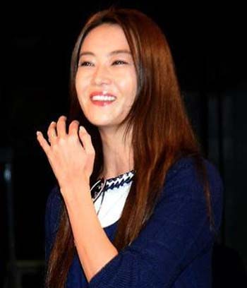 結婚指輪を見せる観月ありさ