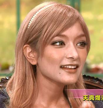 2012年に『徹子の部屋』に出演したローラの写真