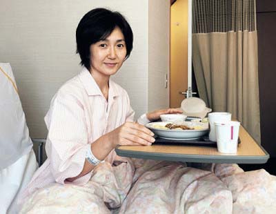 10月27日に乳房再建手術を受け、病室で静養する生稲晃子