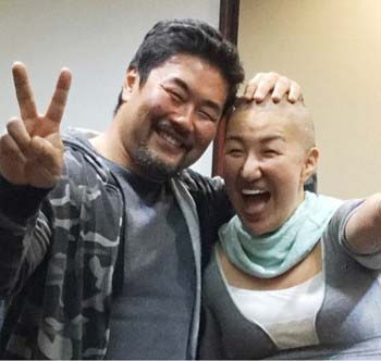 坊主にした北斗晶と夫・佐々木健介のツーショット写真