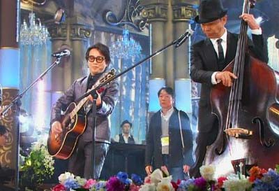 『FNS歌謡祭2015』で見栄晴が立ち尽くしている画像1枚目