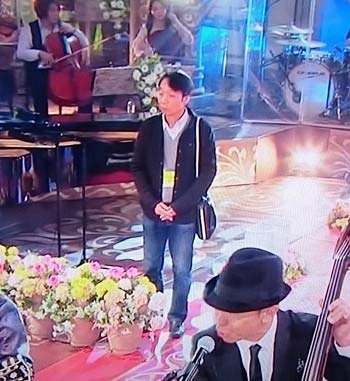 『FNS歌謡祭2015』で見栄晴が立ち尽くしている画像6枚目