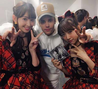 ジャスティン・ビーバー、高橋みなみ、小嶋陽菜のスリーショット