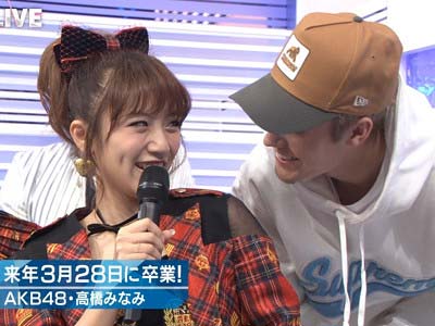 ジャスティン・ビーバーと高橋みなみが目を合わせる