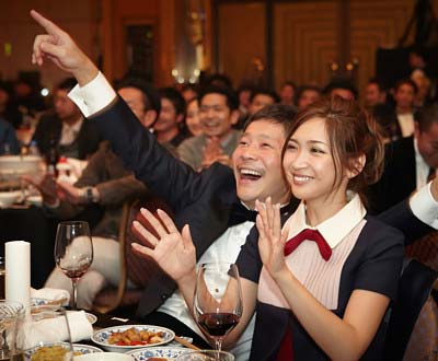 紗栄子がスタートトゥデイの大忘年会に出席、前澤友作社長とのツーショット写真3枚目