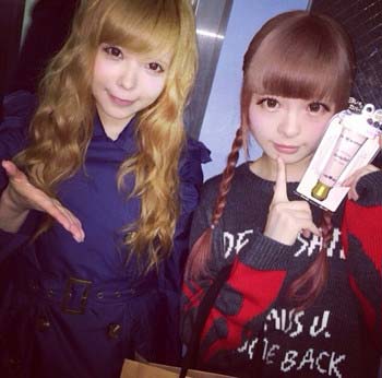 益若つばさときゃりーぱみゅぱみゅのツーショット写真