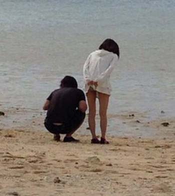 益若つばさとセカオワの深瀬が沖縄旅行の海