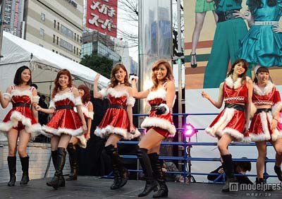 新宿スクエアガーデンでサンタ衣装でサプライズイベントを行ったE-girlsメンバーの写真5枚目