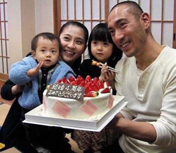 市川海老蔵・小林麻央夫妻と子どもの写真