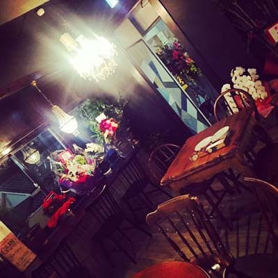 スザンヌがオープンさせたカフェ「CAFEBAR 8%」の店内