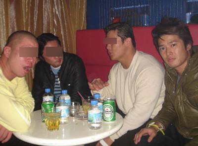 高岡奏輔と半グレ集団「関東連合」メンバー?の写真1枚目