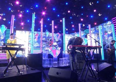 ゲスの極み乙女の川谷絵音が『ミュージックステーション』で曲を披露後に頭を下げる