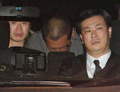 清原容疑者が覚せい剤所持で連行される姿1枚目