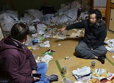 野村貴仁の自宅内部にゴミが散乱しゴミ屋敷状態1枚目