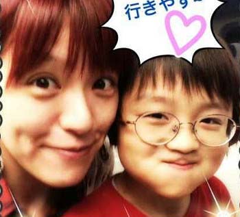 SPEED今井絵理子と長男・礼夢くんとのツーショット写真