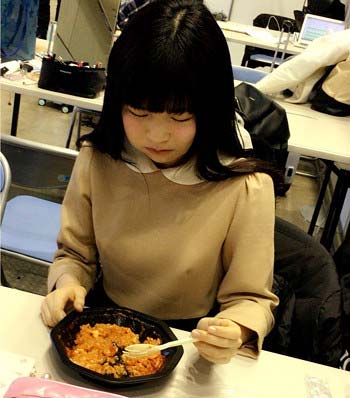 経費削減?で普通の弁当になったAKB48の食事