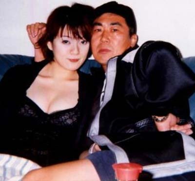 『フライデー』掲載のツーショット写真「大阪の北区にある桂文枝の個人事務所」で紫艶といちゃつく桂文枝。口説き文句は「オレにはお前が最後の女や」