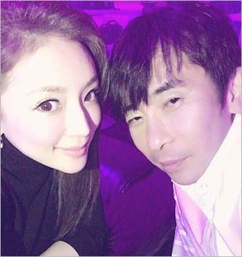 エイベックス・グループ・ホールディングスの取締役社長CEO・松浦勝人と浜崎あゆみのツーショット写真