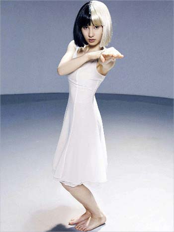 シーアのMVで主演した土屋太鳳の全身写真