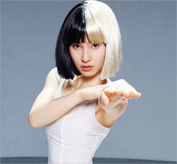 シーアのMVで主演した土屋太鳳の上半身