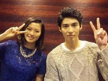 ドラマ『Nのために』で共演した際に撮影された榮倉奈々と賀来賢人のツーショット写真