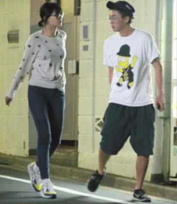 2013年7月に『フライデー』に掲載された榮倉奈々とフジテレビ社員のプライベートツーショット写真