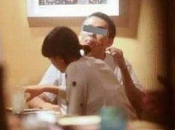 2013年7月に『フライデー』に掲載された榮倉奈々とフジテレビ社員が焼き鳥店でデートする現場をおさえた写真