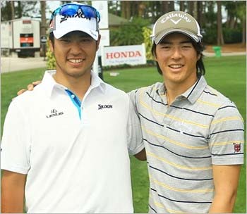 プロゴルファーの石川遼選手と松山英樹選手のツーショット写真