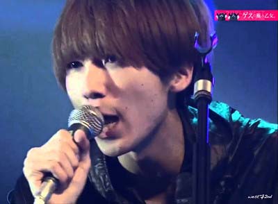 ゲスの極み乙女。のボーカル・ギターの川谷絵音が熱唱している写真