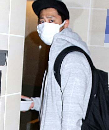 『週刊女性』の直撃取材を受けたパンサーの尾形貴弘